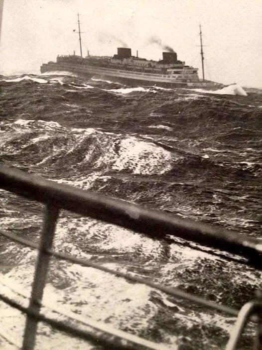Фотография северогерманской Lloyd's EUROPA, сделанная с ее корабля-аналога BREMEN в бурных атлантических водах где-то в 1930-х годах.