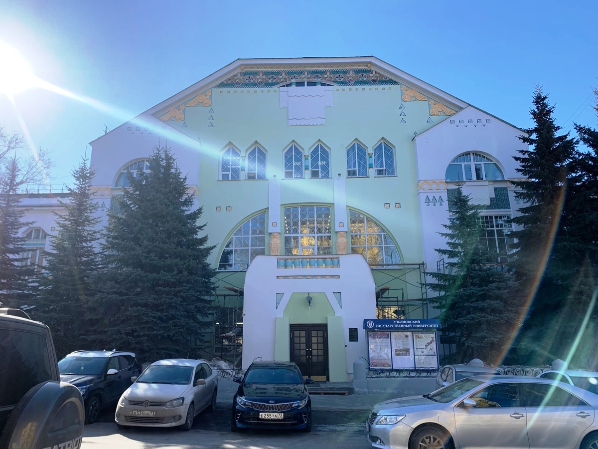 Бывшее здание Поземельного и крестьянского банков, ныне - корпус УлГУ на ул. Л. Толстого.