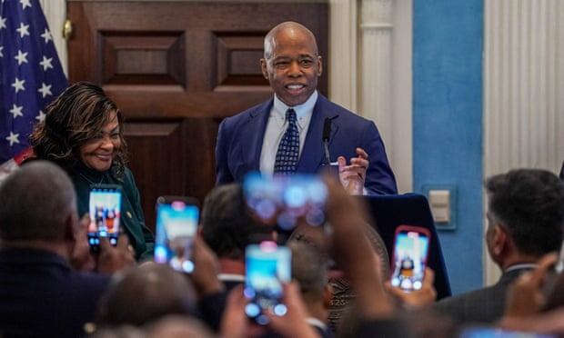 Мэр Эрик Адамс выступает на церемонии вручения наград предприятиям, принадлежащим меньшинствам и женщинам, в особняке Грейси в четверг. Фотография: David Dee Delgado/Reuters