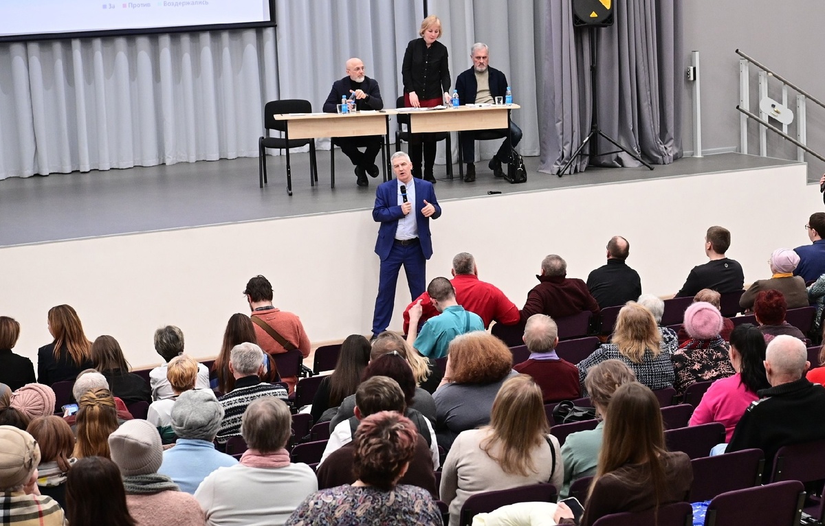    Артур Парфенчиков на встрече с жителями Медвежьегорска. Фото: «Республика»/Сергей Юдин