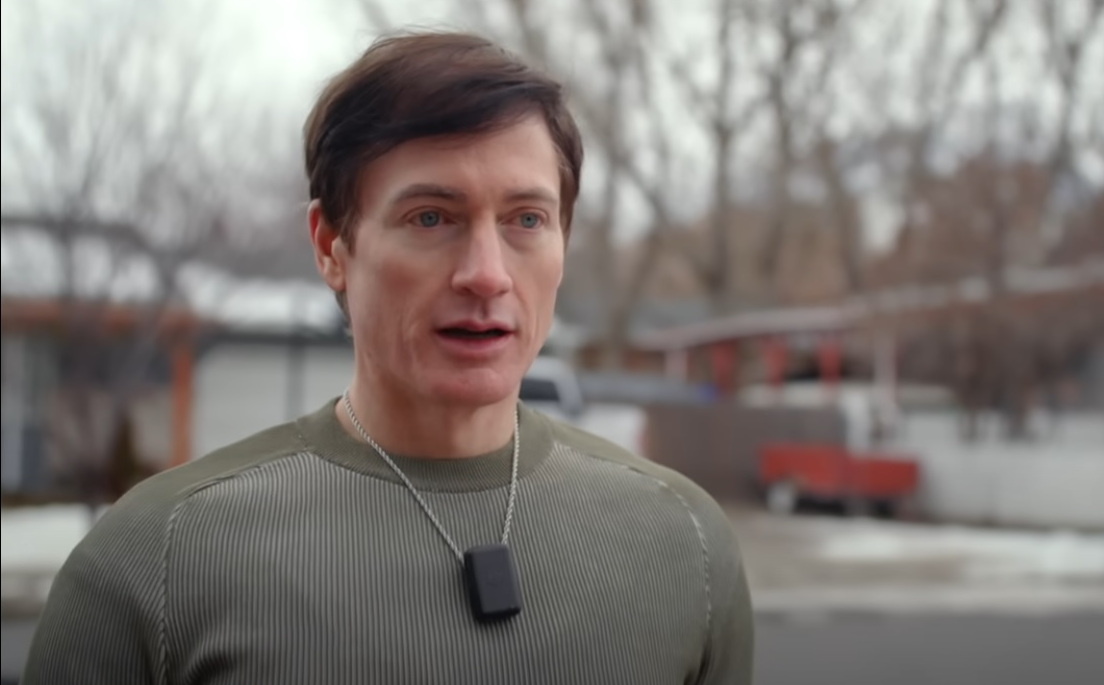 Брайан Джонсон – известный бизнесмен из США, создатель и руководитель компаний Kernel (занимается исследованиями в области нейробиологии) и OS Fund (поддерживает перспективные проекты в сфере науки и технологий). По мнению Джонсона, ИИ станет ключевым инструментом в борьбе со старением. Скриншот из ютуб-канала "Bryan Johnson"