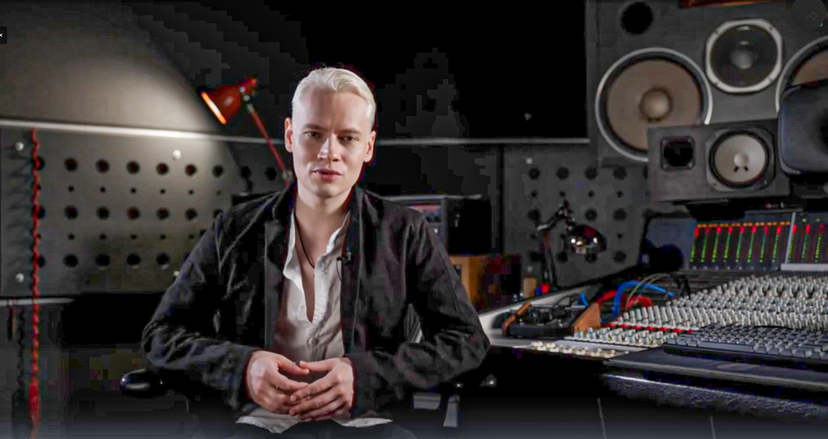 ЯРОСЛАВ ДРОНОВ В СТУДИИ ЗВУКОЗАПИСИ...