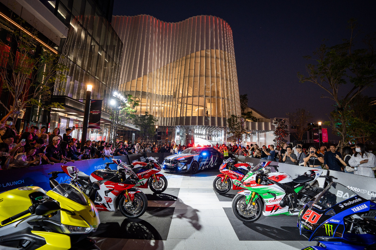 Главный герой - BMW M5 Touring в окружении мотоциклов MotoGP