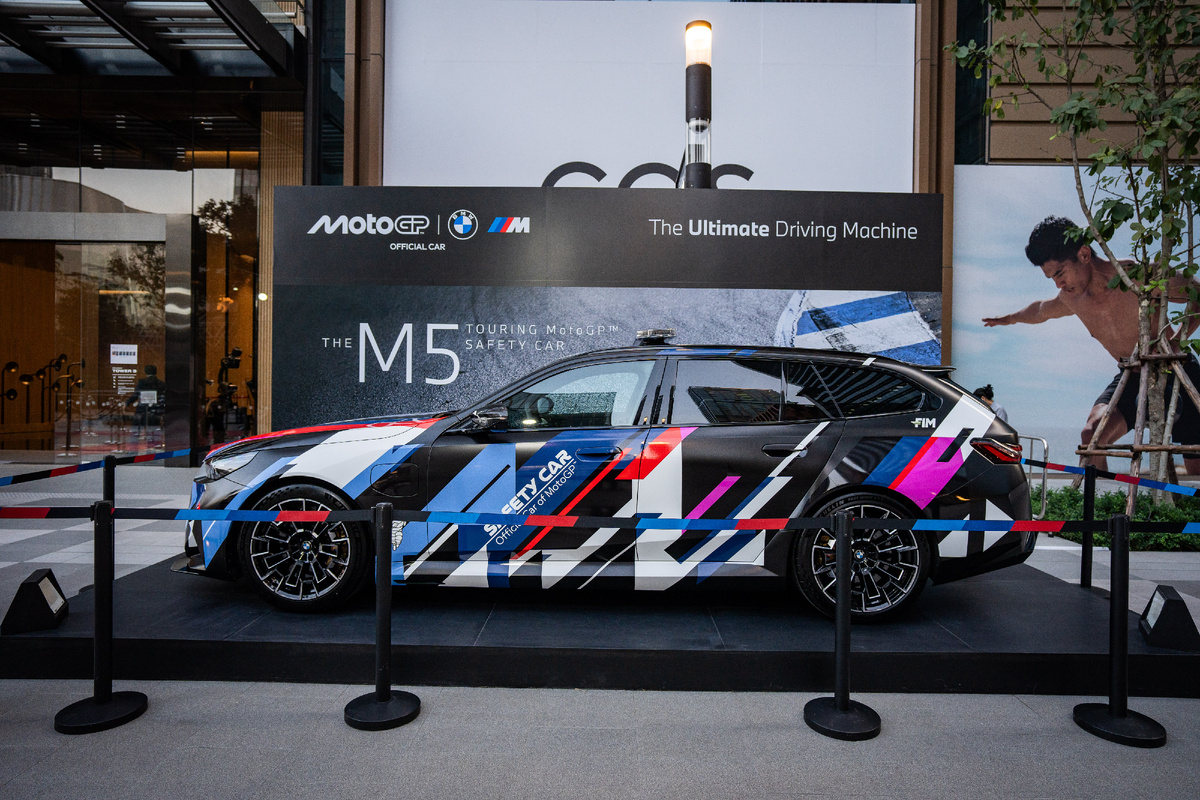 Дизайн ливреи вдохновлён гоночными BMW M Hybrid V8, что подчёркивает связь между дорожными и спортивными технологиями бренда.