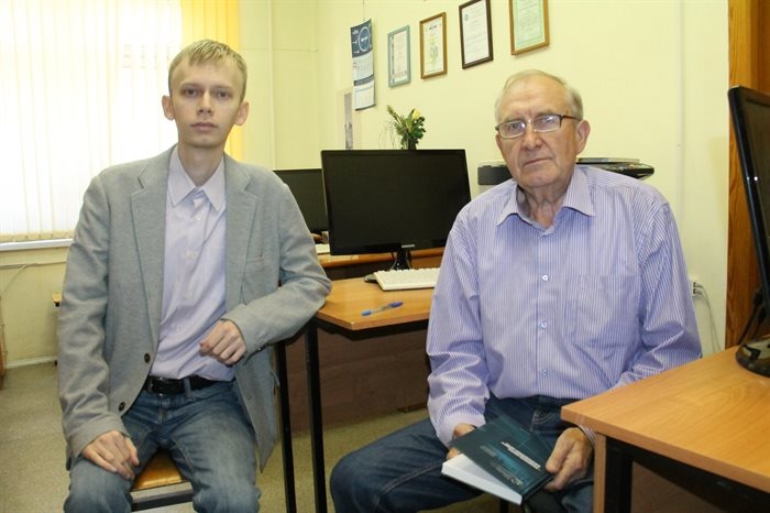 Алексей Булаев с заведующим кафедрой Алексеем Смагиным.