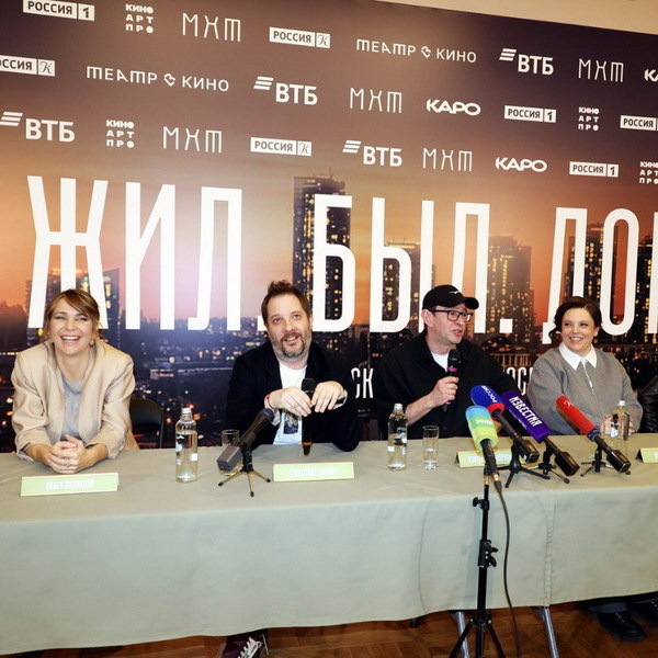     Константин Хабенский и Александр Цыпкин рассказали про фильм-спектакль «Жил. Был. Дом.»