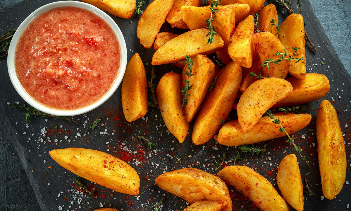 Жареная картошка с соусом