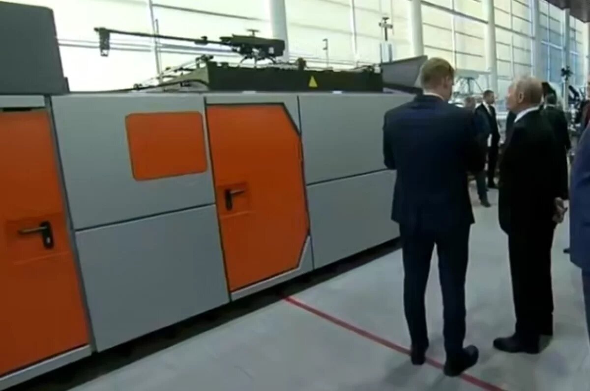    Путину на заводе в Петербурге показали дронопорт
