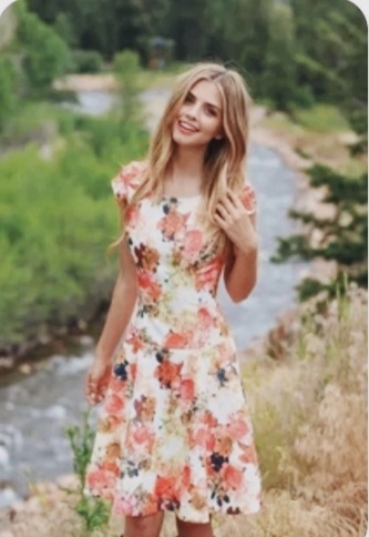 Юные красавицы шили себе платья сами.