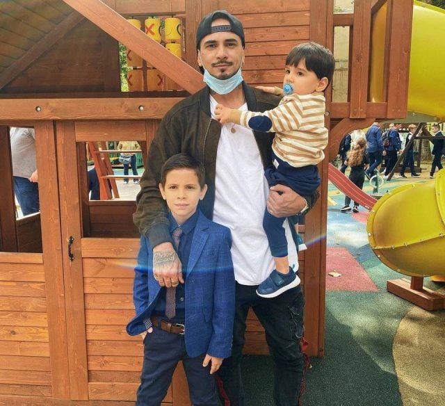    Натан с сыновьями. Фото: социальные сети