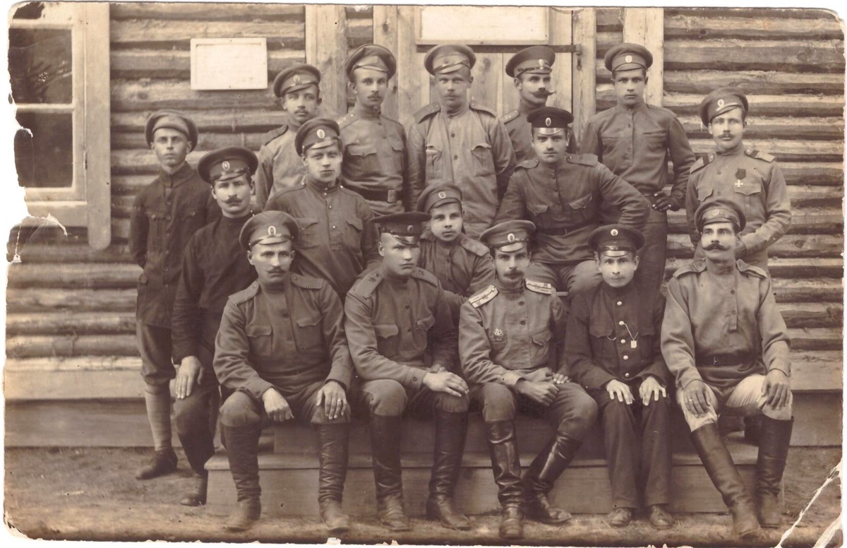 Крайний справа стоит Георгий Казаков, станция Сокола. Румынский фронт. 