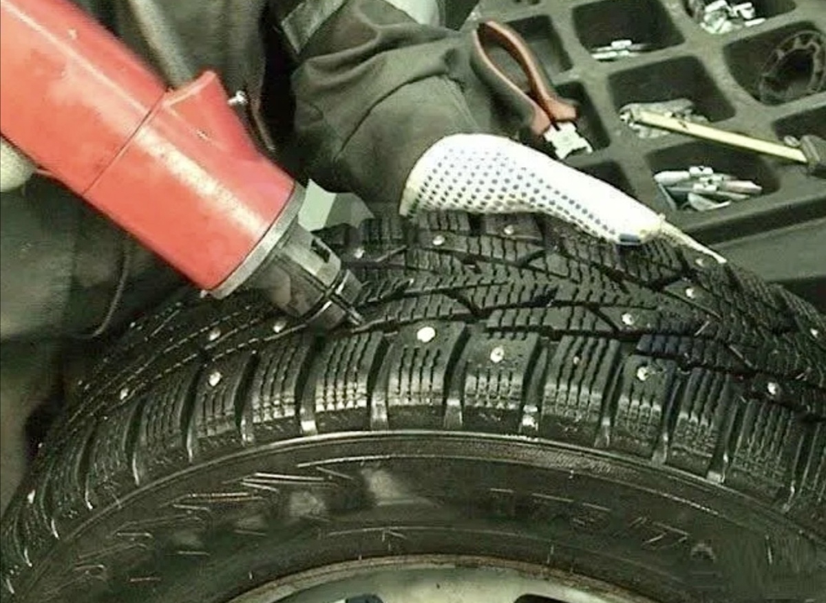 Шипование покрышек — это процесс установки шипов в шины для улучшения сцепления на обледенелых и заснеженных дорогах. Необходимость шипования зависит от нескольких факторов:

1. Климатические условия:  
   Если вы живете в регионе с суровыми зимами, частыми снегопадами и обледенелыми дорогами, шипованные шины могут значительно улучшить безопасность и управляемость автомобиля.

2. Тип дорог:  
   В городах, где дороги регулярно очищаются и обрабатываются реагентами, шипованные шины могут быть менее полезны. Однако на загородных трассах или в сельской местности, где дороги чистят реже, шипы могут быть очень полезны.

3. Правовые нормы:  
   В некоторых странах или регионах использование шипованных шин ограничено или запрещено из-за повреждения дорожного покрытия. Уточните местные правила перед установкой.

4. Альтернативы:  
   Если шипованные шины не подходят, можно рассмотреть нешипованные зимние шины (липучки), которые также обеспечивают хорошее сцепление на снегу и льду за счет специального состава резины и рисунка протектора.

5. Срок службы:  
   Шипованные шины быстрее изнашиваются на асфальте, особенно в теплую погоду. Поэтому их рекомендуется использовать только в зимний период.

Итог:  
Шиповать покрышки стоит, если вы часто ездите по обледенелым или заснеженным дорогам, а также если это разрешено в вашем регионе. В противном случае можно обойтись нешипованными зимними шинами.