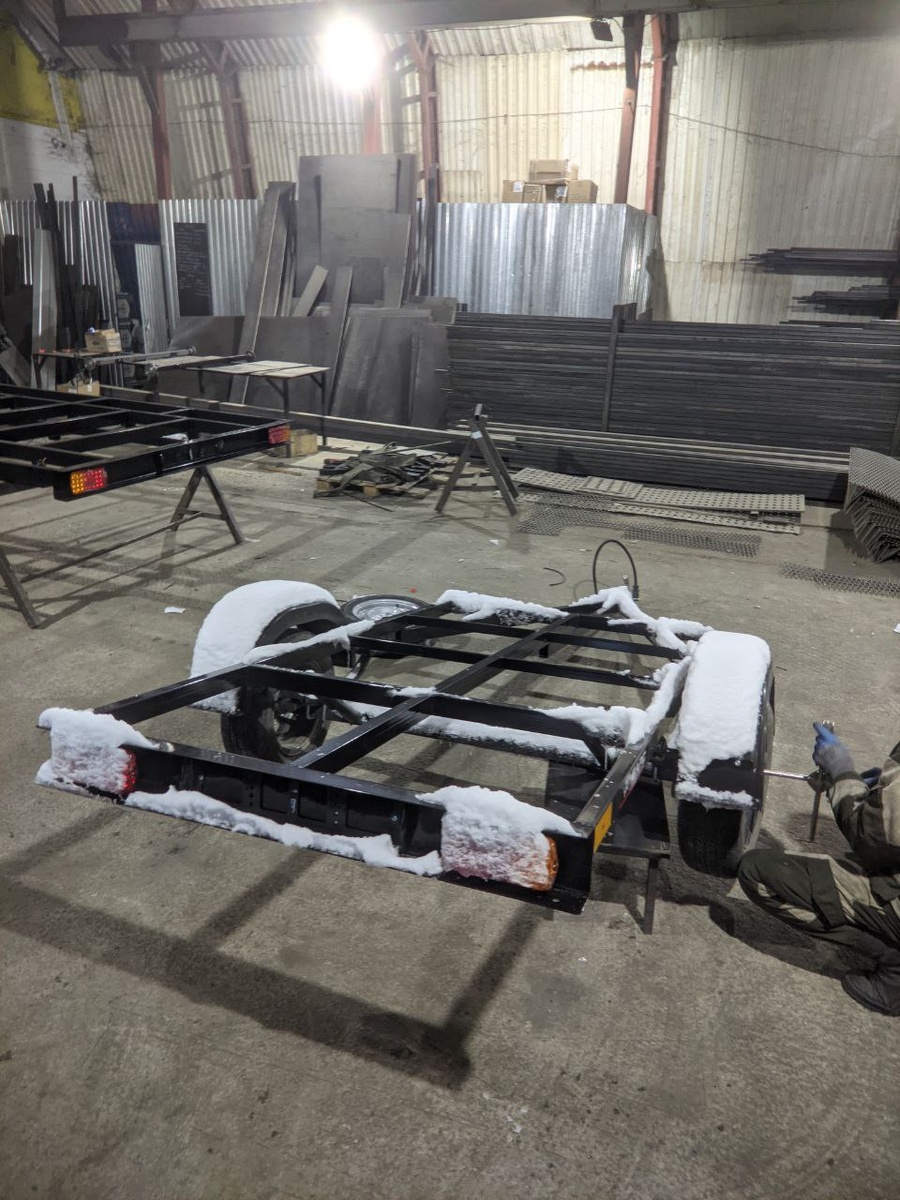 Вот он в цеху. Даже не пытается оттаять. А там люди работают, кстати.