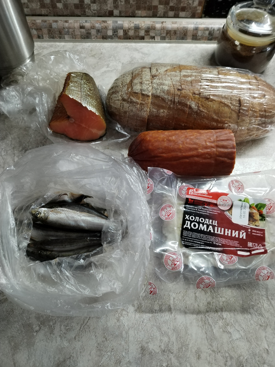 Форель копчёная, холодец, колбаса, хлеб и килька!