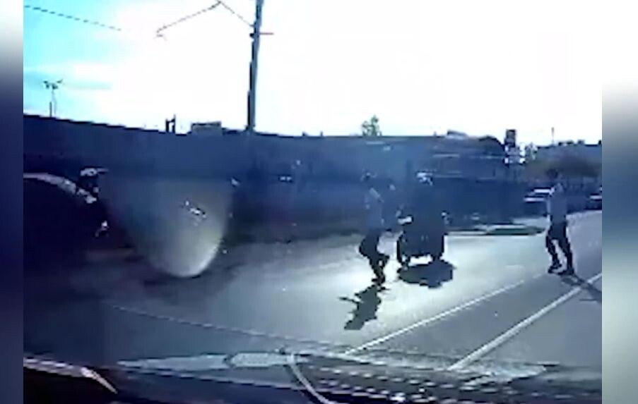 За 0,2 секунды до трагедии. Куда бежал? Кадр из записи видеорегистратора