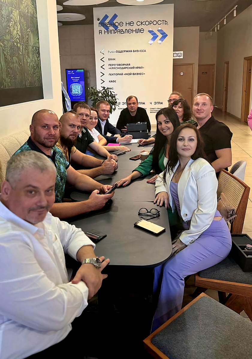 Выступала спикером на мероприятии "Квантовый рост" в Центре поддержке предпринимательства". Обсуждаем с бизнесменами управление  в бизнесе. Двое из мужчин - мои клиенты в консалтинге.