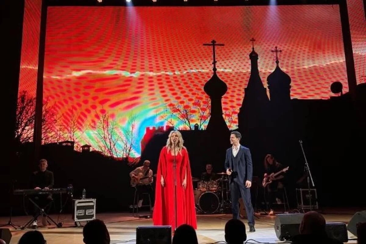    Артистам Макарским в Ставрополе зрители подарили петрушку с перцем