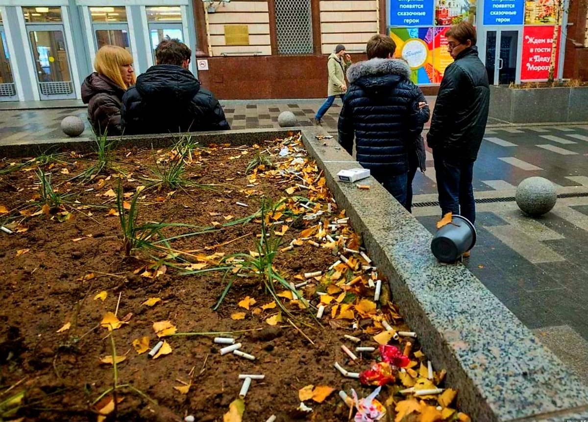 Окурки возле магазинов