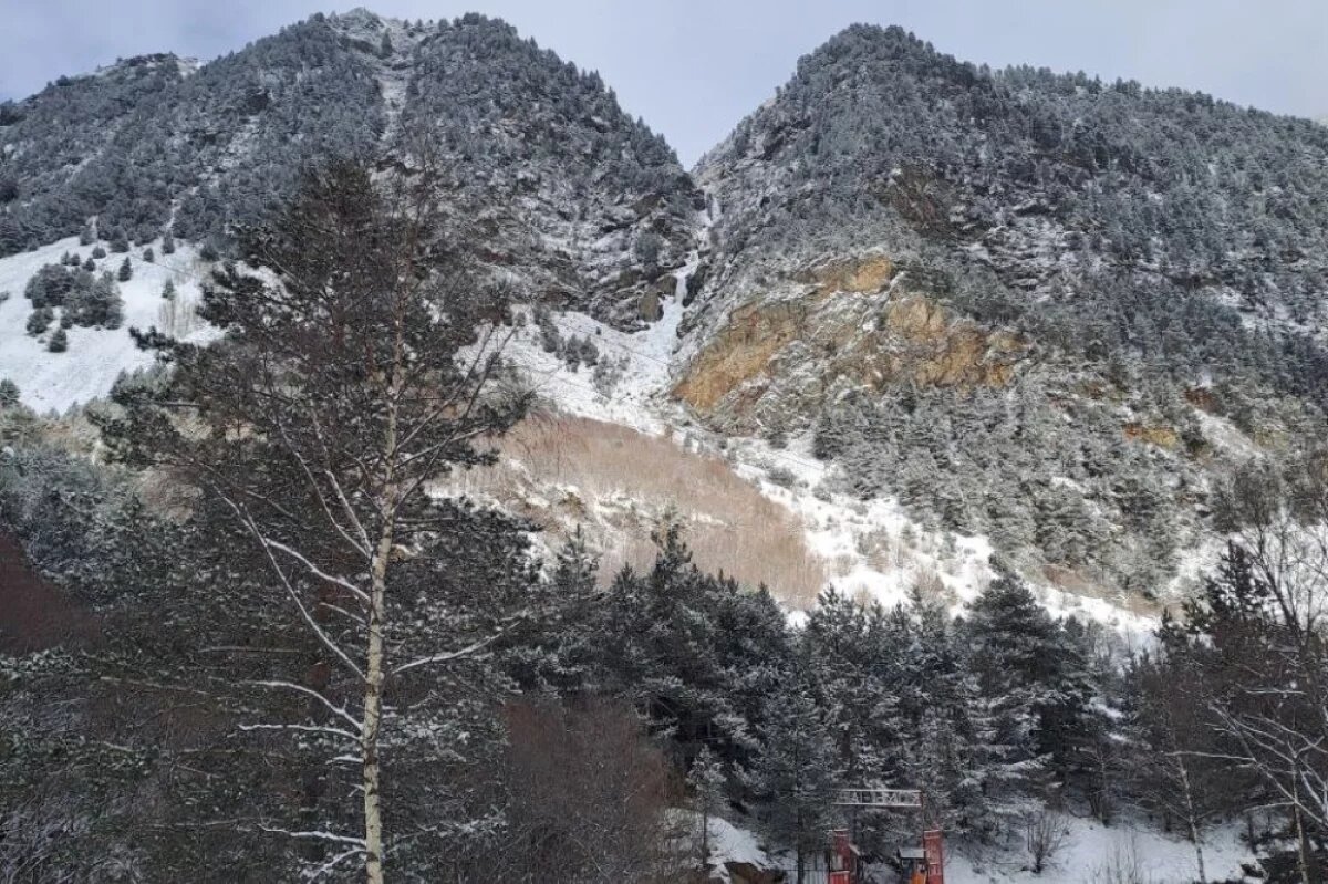    Пропавших в Осетии из-за лавины туристов продолжат искать при лучшей погоде