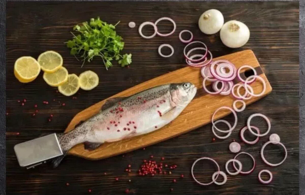 Изделие оснащено прищепкой из нержавеющей стали, обеспечивающей надежную фиксацию рыбы.Доска не скользит по поверхности, позволяет комфортно работать с ножами и другими предметами. По моему, доска универсальна, ее можно использовать и для сервировки стола. 