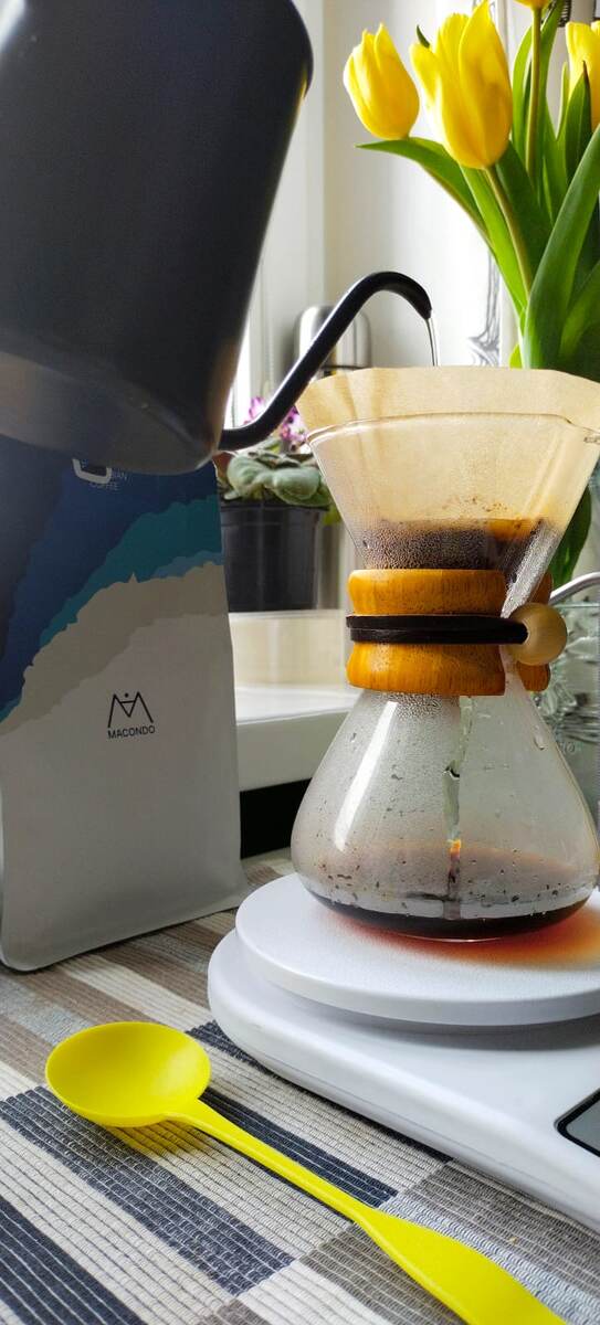 Приготовления домашнего кофе в кемексе