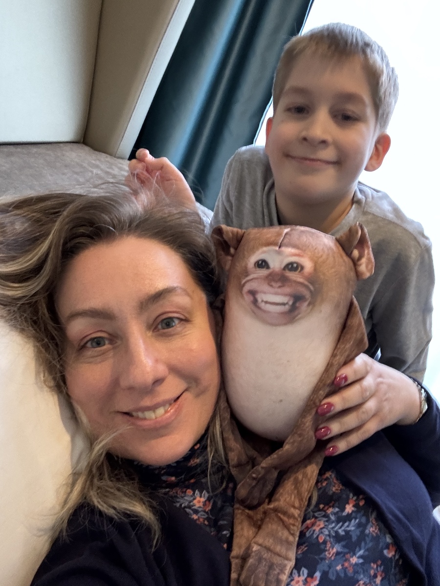 Фото автора. Обычно у нас есть час между многочасовым хождением по музею и вечерним выходом. Все просто лежат и молчат ))) 