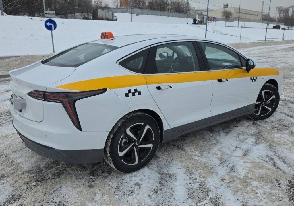 Автомобиль для московского такси можно отличить по характерной «раскраске» кузова.