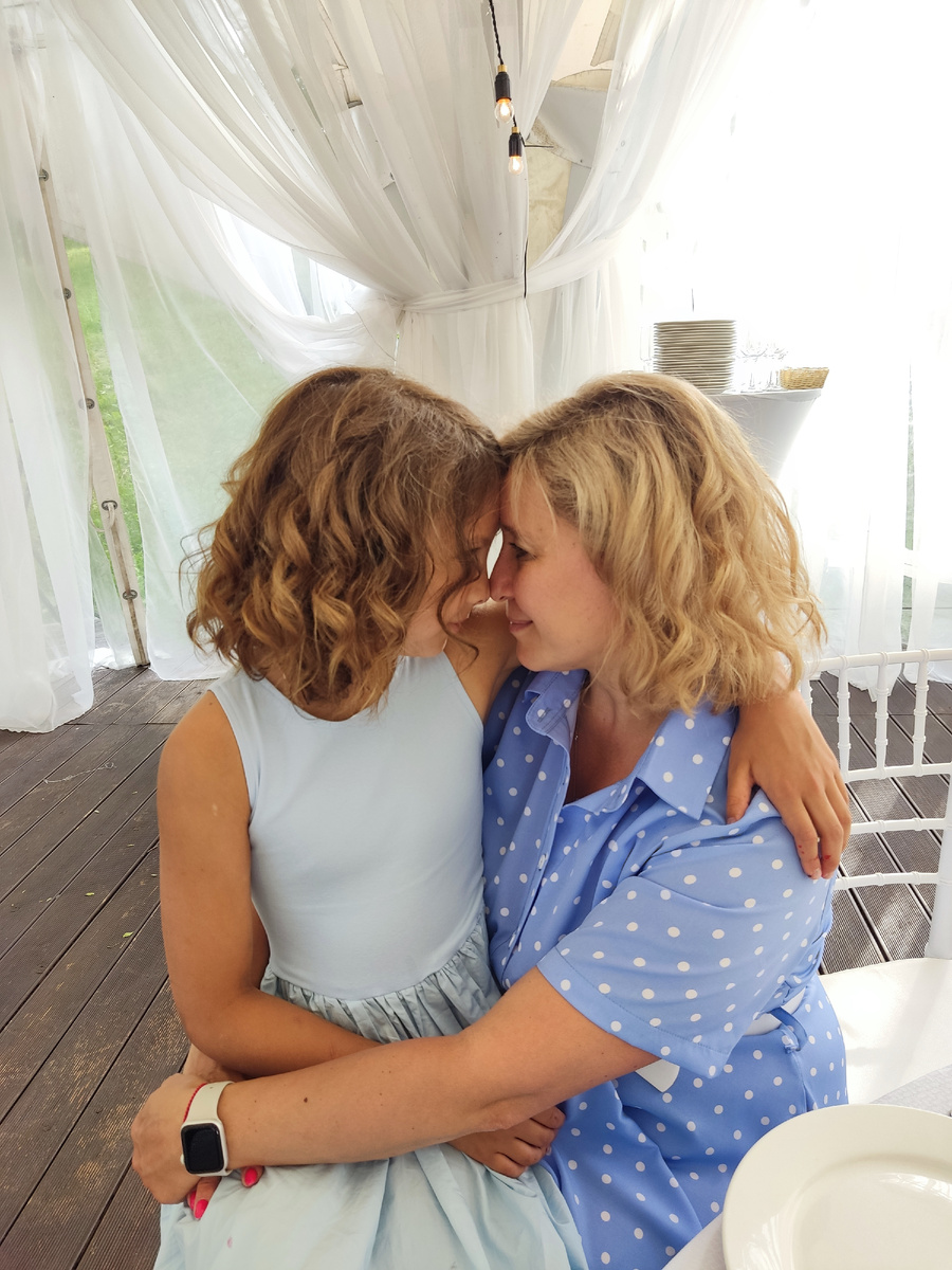 Это я с мамой на свадьбе крёстного.