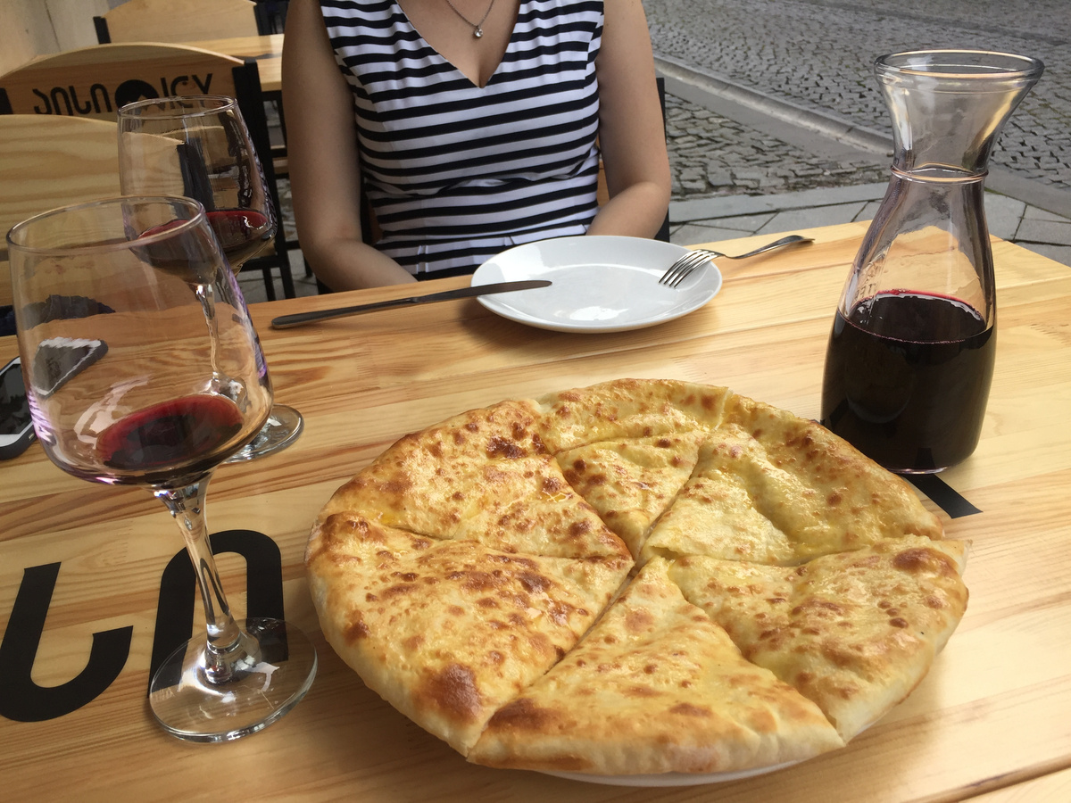 Хачапури по-мергельски в ресторане Генацвали