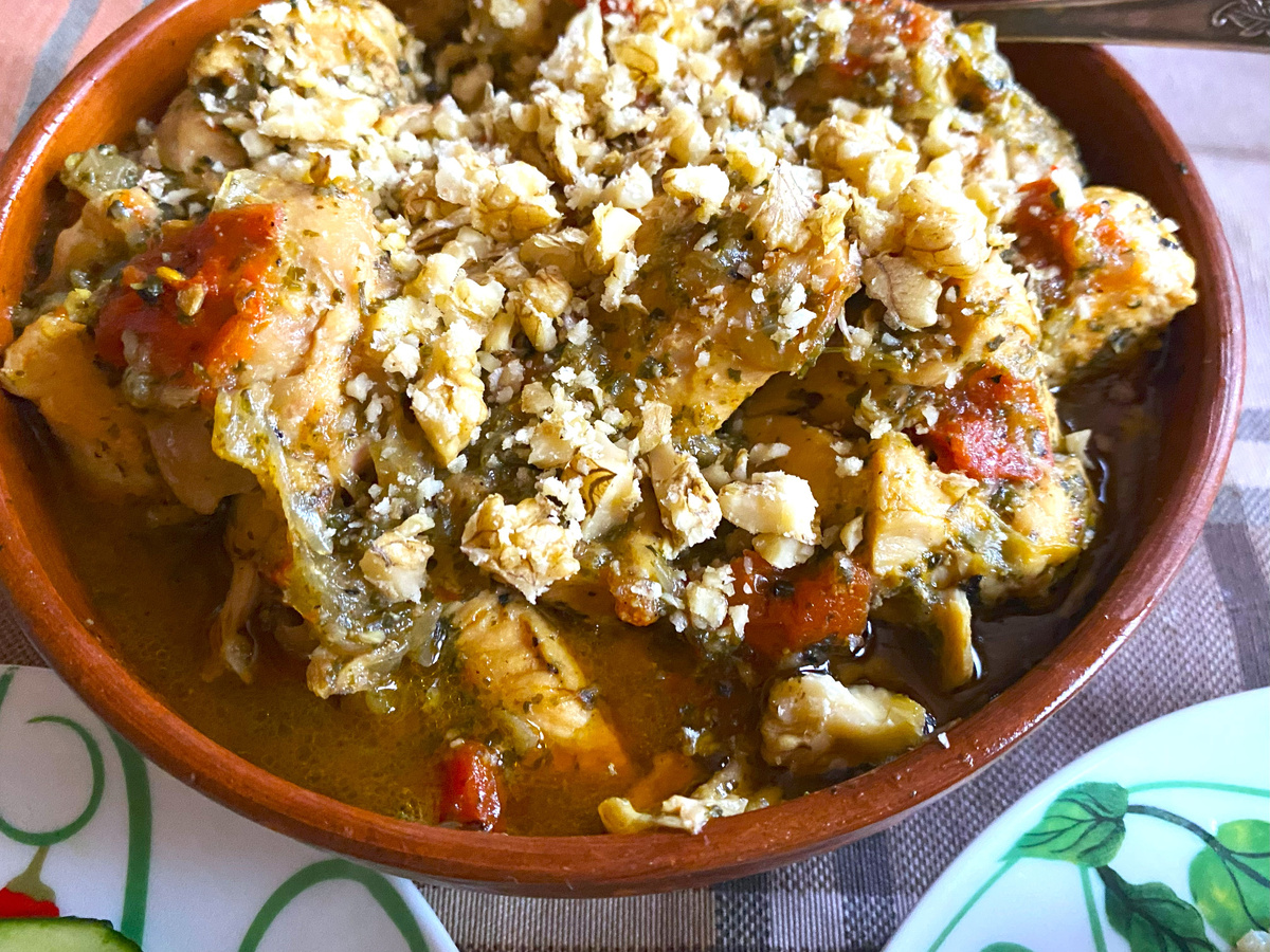 В этот раз я посыпала чахохбили подсушенным грецким орехом, любим мы так