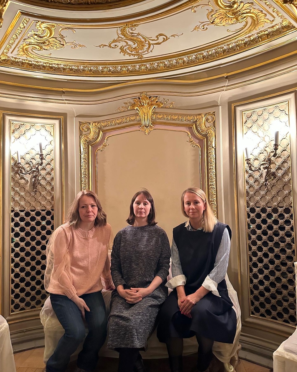 В холле того самого театра. Он, кстати до сих пор действующий. Недавно там выступал Безруков.