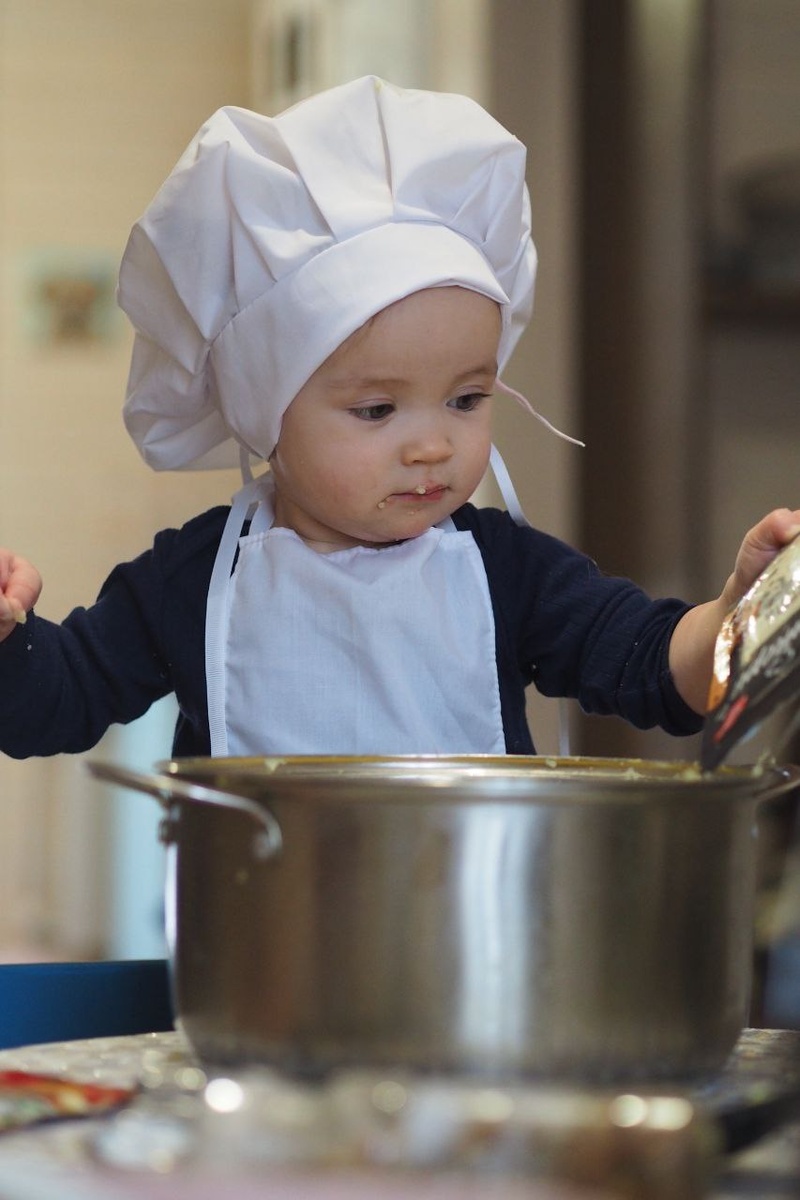 Наша юная модель Евгения готовит пюре. Но попробовав, понимает, что не хватает специй!