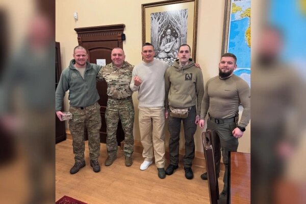 Слева направо: Сергей Филя Филимонов, Василий Малюк, Александр Усик, Игорь Маляр Поташенков и Денис Каравай. Фото © Instagram (признан экстремистской организацией и запрещён на территории Российской Федерации) / sunperuna