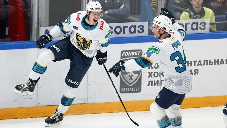    Нападающий «Сочи» Даниил Сероух (слева).ХК «Сочи»