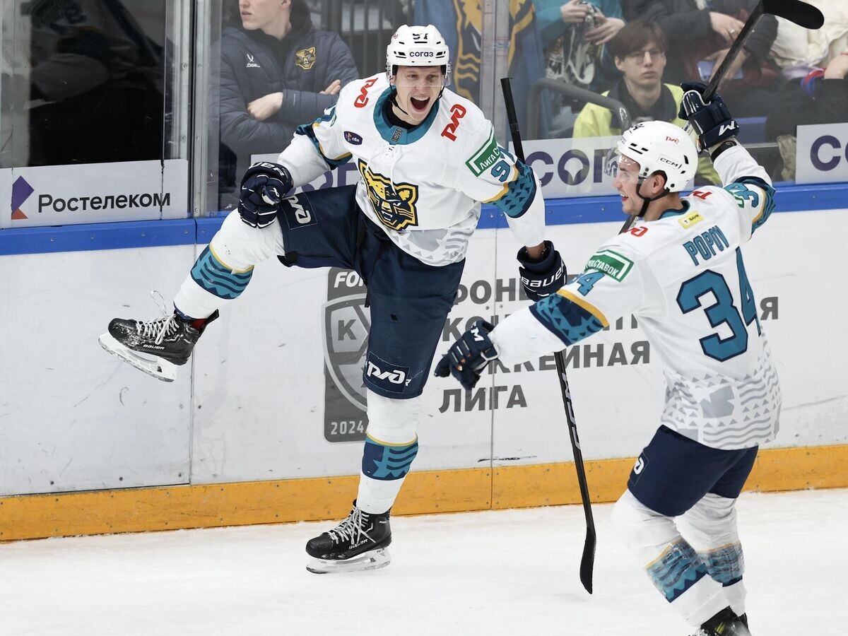    Хоккеист "Сочи" Даниил Сероух (слева) празднует гол в матче КХЛ© Фото : Пресс-служба ХК "Сочи"