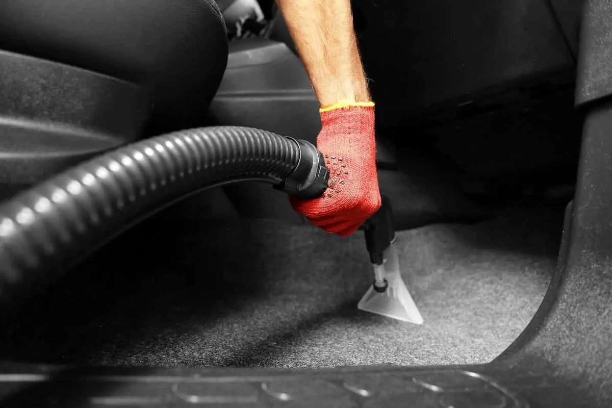 Фото заимствовано - https://storables.com/articles/how-to-clean-carpet-car-mats/