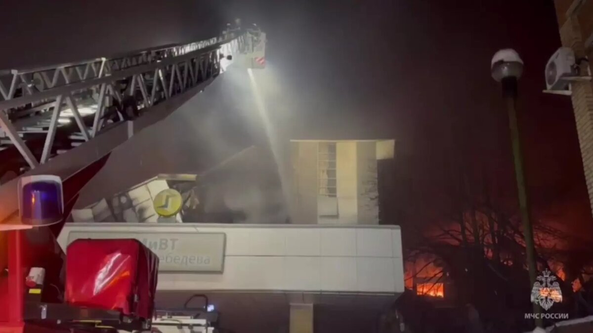 Пожару был присвоен повышенный уровень сложности. Источник: Стоп-кадр видео МЧС РФ