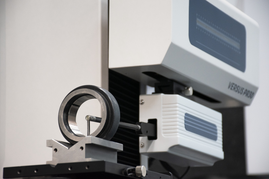 Профилометры позволяют проводить замеры шероховатости на различных этапах производства, обеспечивая соответствие продукции стандартам. Примеры из нашей практики показывают, что использование профилометров может значительно снизить количество брака и повысить эффективность производственных процессов. Например, в автомобильной промышленности контроль шероховатости деталей двигателя позволяет увеличить срок их службы и снизить затраты на сервис.

