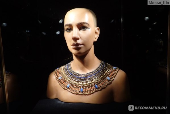 Тутанхомон ушел из жизни совсем юным мальчишкой -аж в 19 лет; все же, на портрете наглядно видна гладкая юная кожа...