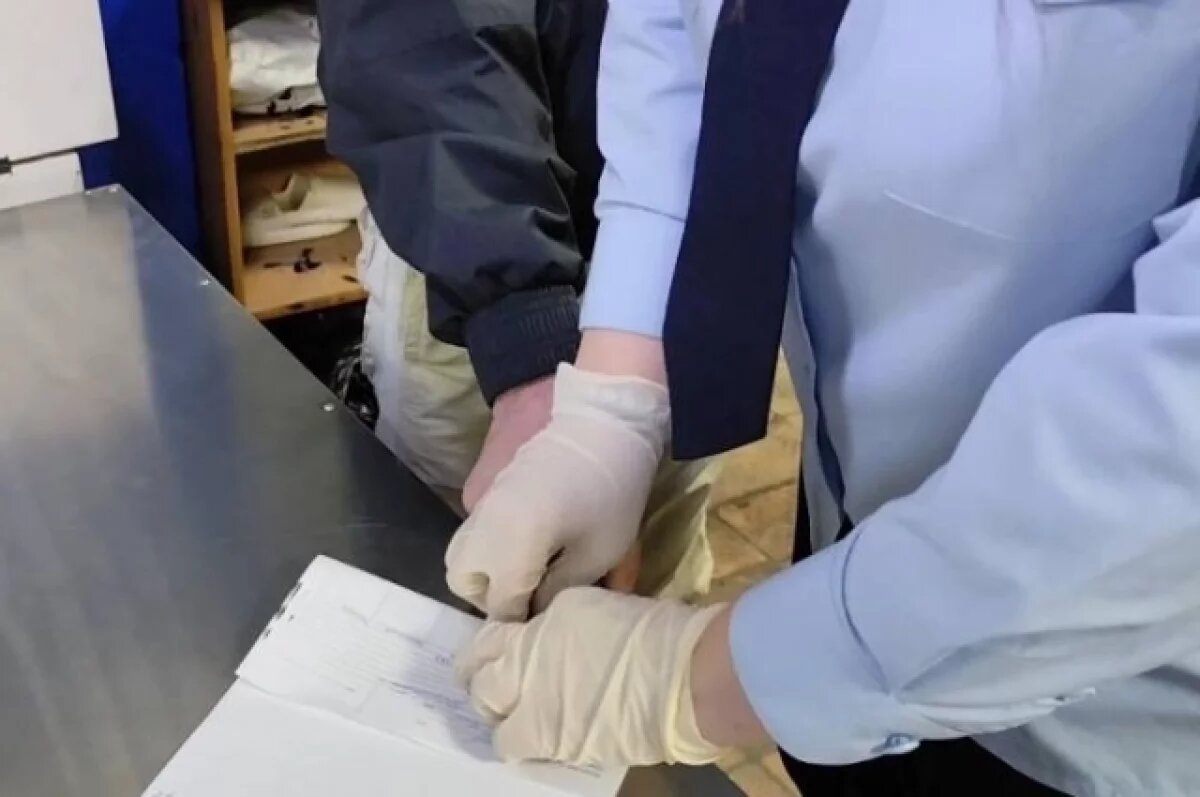    Ремонт обернулся кражей: в Артёме сосед лишил пенсионерку 234 тысяч рублей