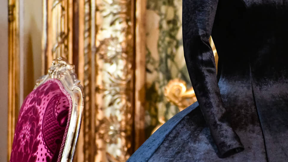 Наряд от Balenciaga на выставке «Кутюр в Лувре: предметы искусства, предметы моды».📷Фото: Musee du Louvre / Nicolas Bousser