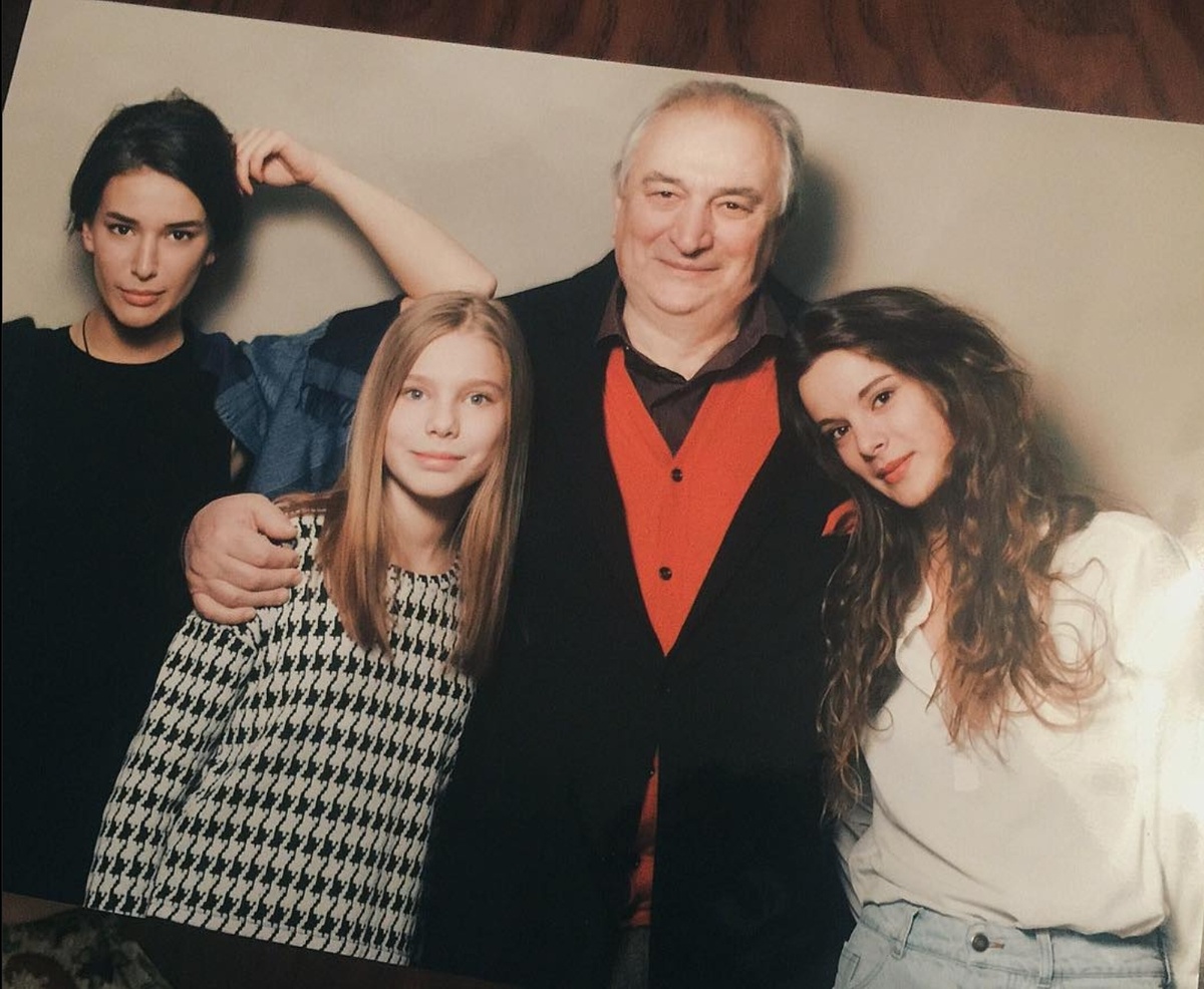 Актриса Софья Володчинская с отцом и сестрами
