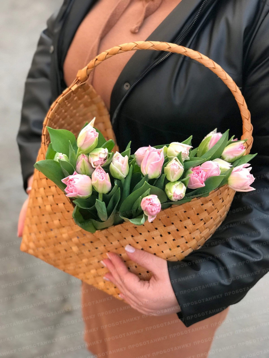 На фото: розовые пионовидные тюльпаны в корзинке