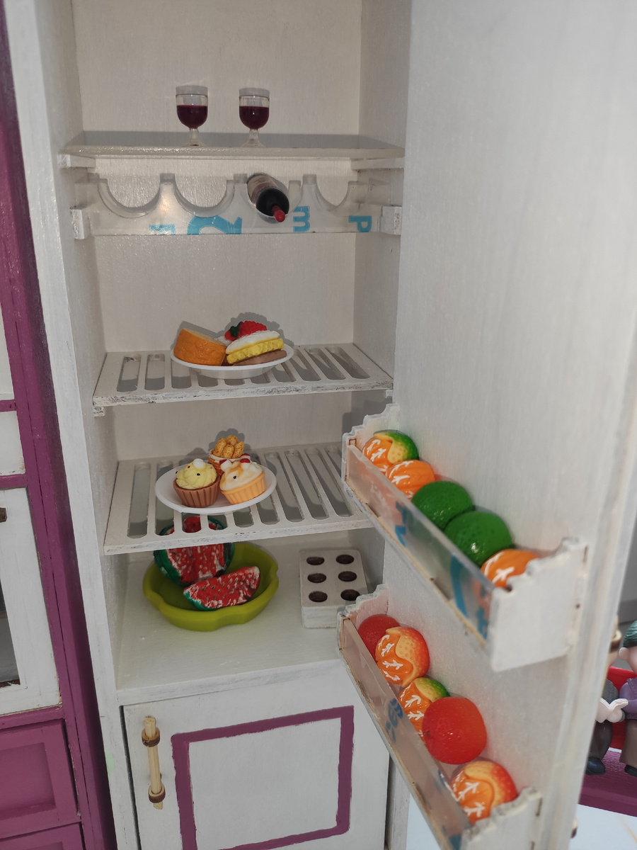 Холодильник, с морозильной камерой, а можно приспособить как шкаф для овощей.