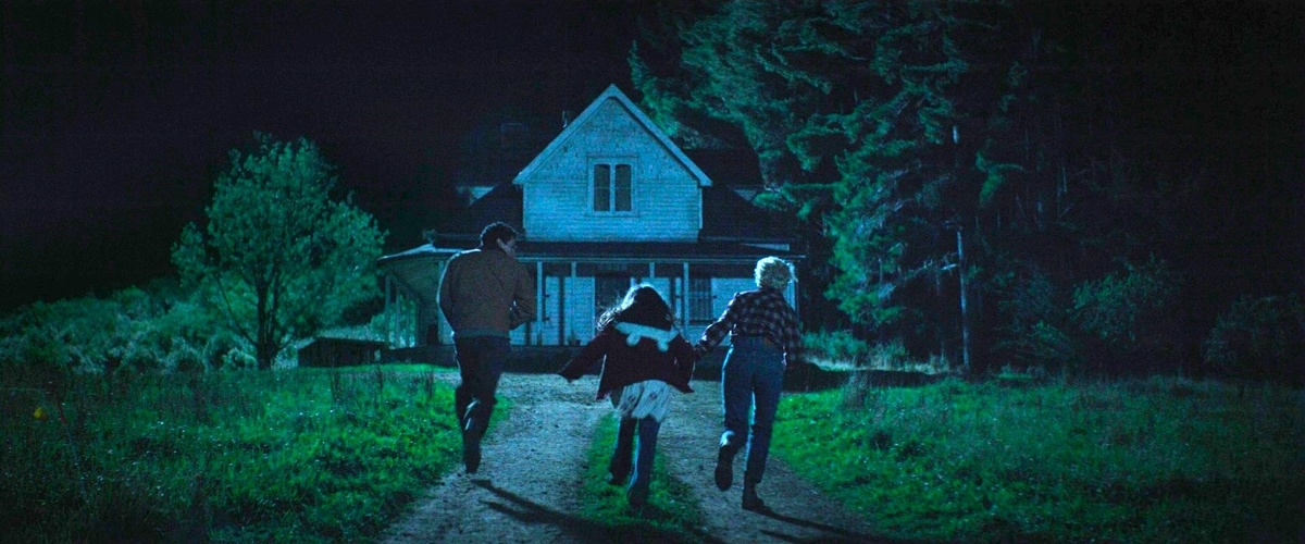 Если прятаться в доме из логотипа Blumhouse, к чему это приведет? Кадр из к/ф Wolf Man.