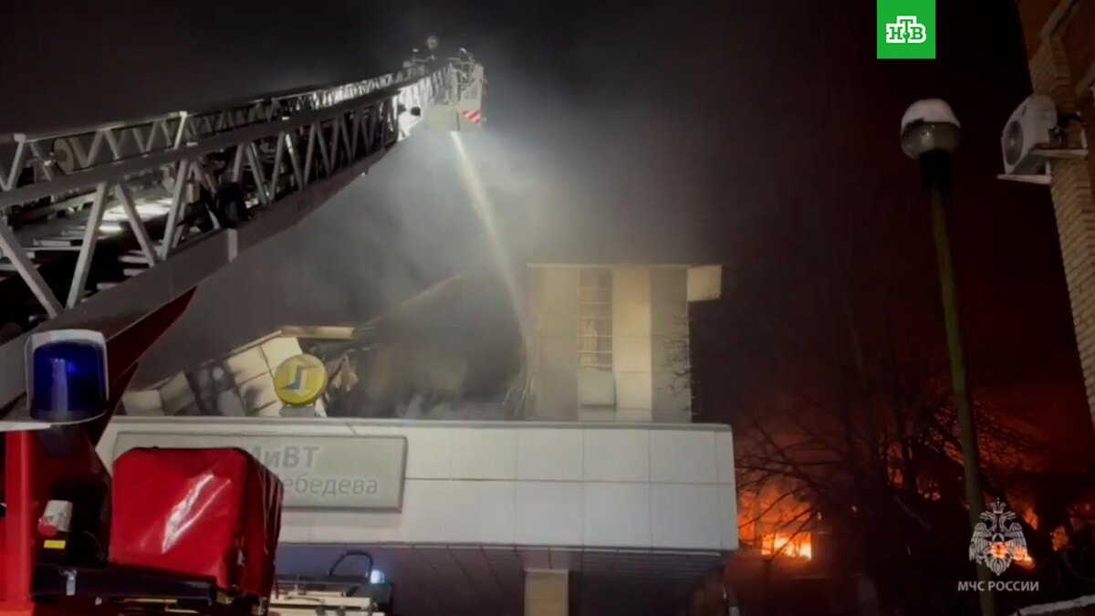    К тушению крупного пожара на юге Москвы привлекли вертолет