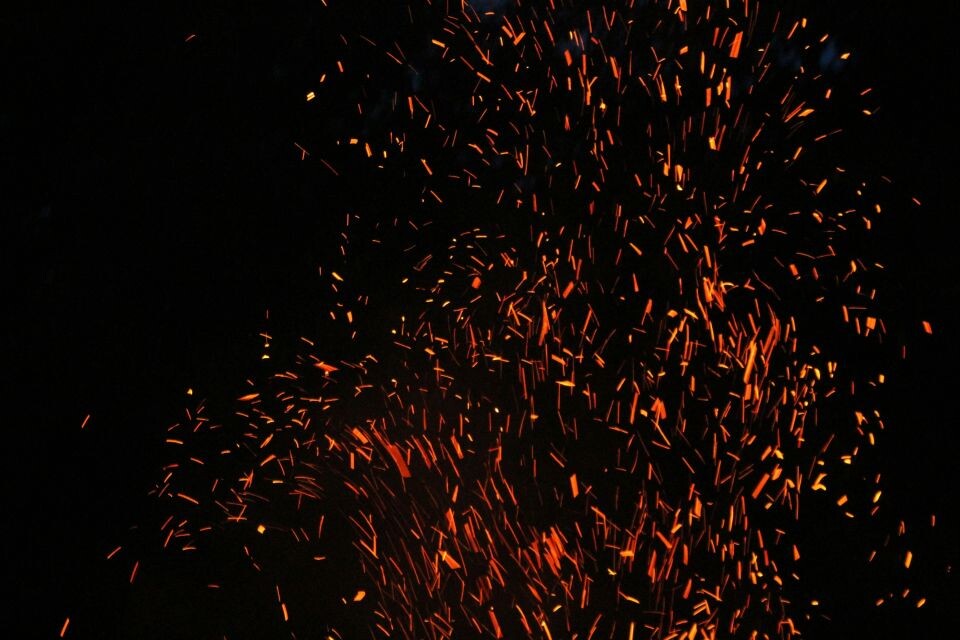    Искры. Огонь. Пожар. Источник: Unsplash.com