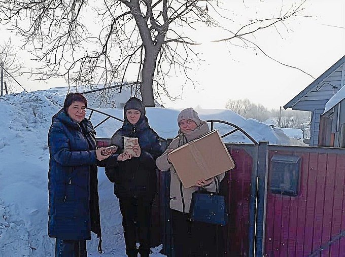 Участники акции с подарками в руках
