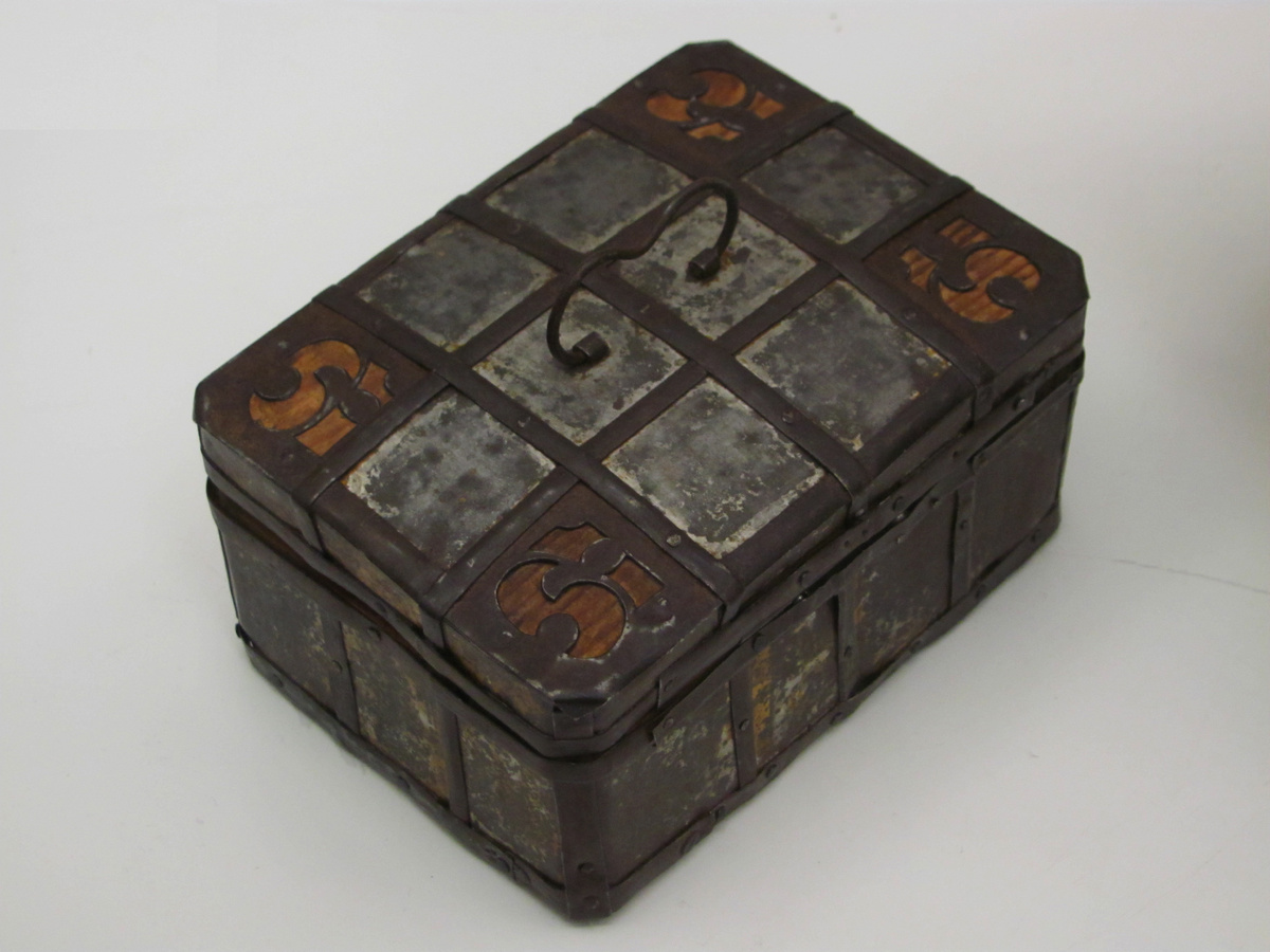 Шкатулка-сундучок (погребец) для хранения денег и мелких предметов