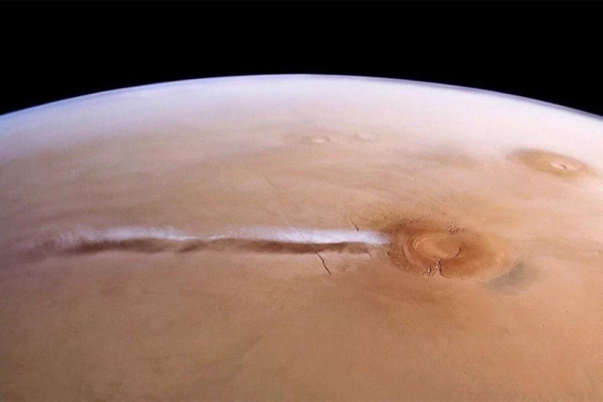    Гигантское облако имеет лишь текущий сезон — ежегодно в течение 80 дней во время марсианской зимы . В его составе обнаружены кристаллы водяного льда , а не пыль или вулканический пепел.